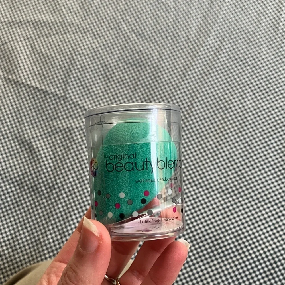 4/$20 NWT BEAUTYBLENDER ORIGINAL Makeup Sponge for Foundations, Powders